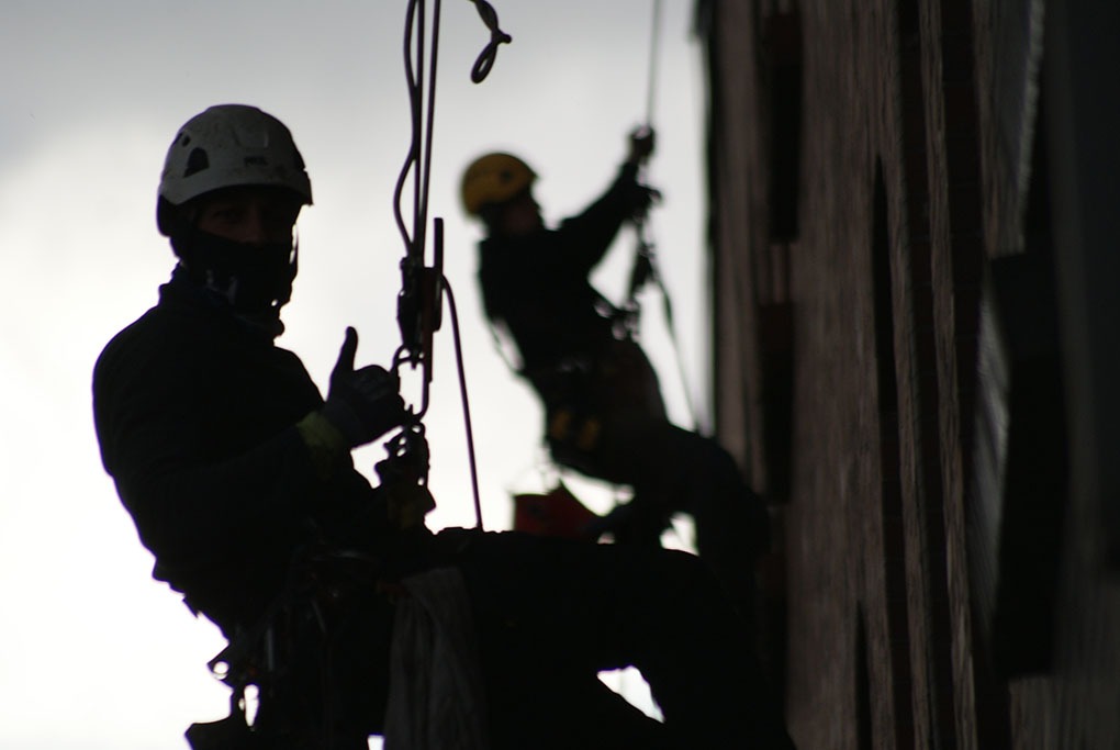 firma alpinistyczna HighLife Expert pracownik na wysokości